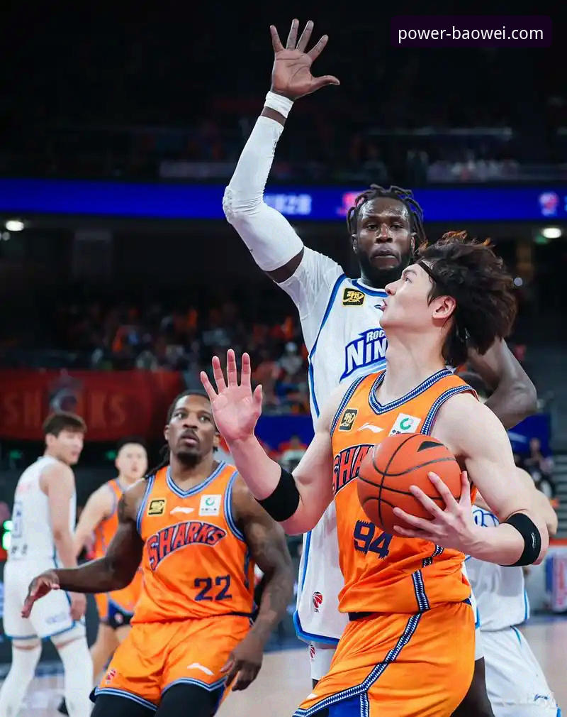 宝威体育手机版 上海男篮十二连胜登顶之路:一场流畅的团队胜利深度解析