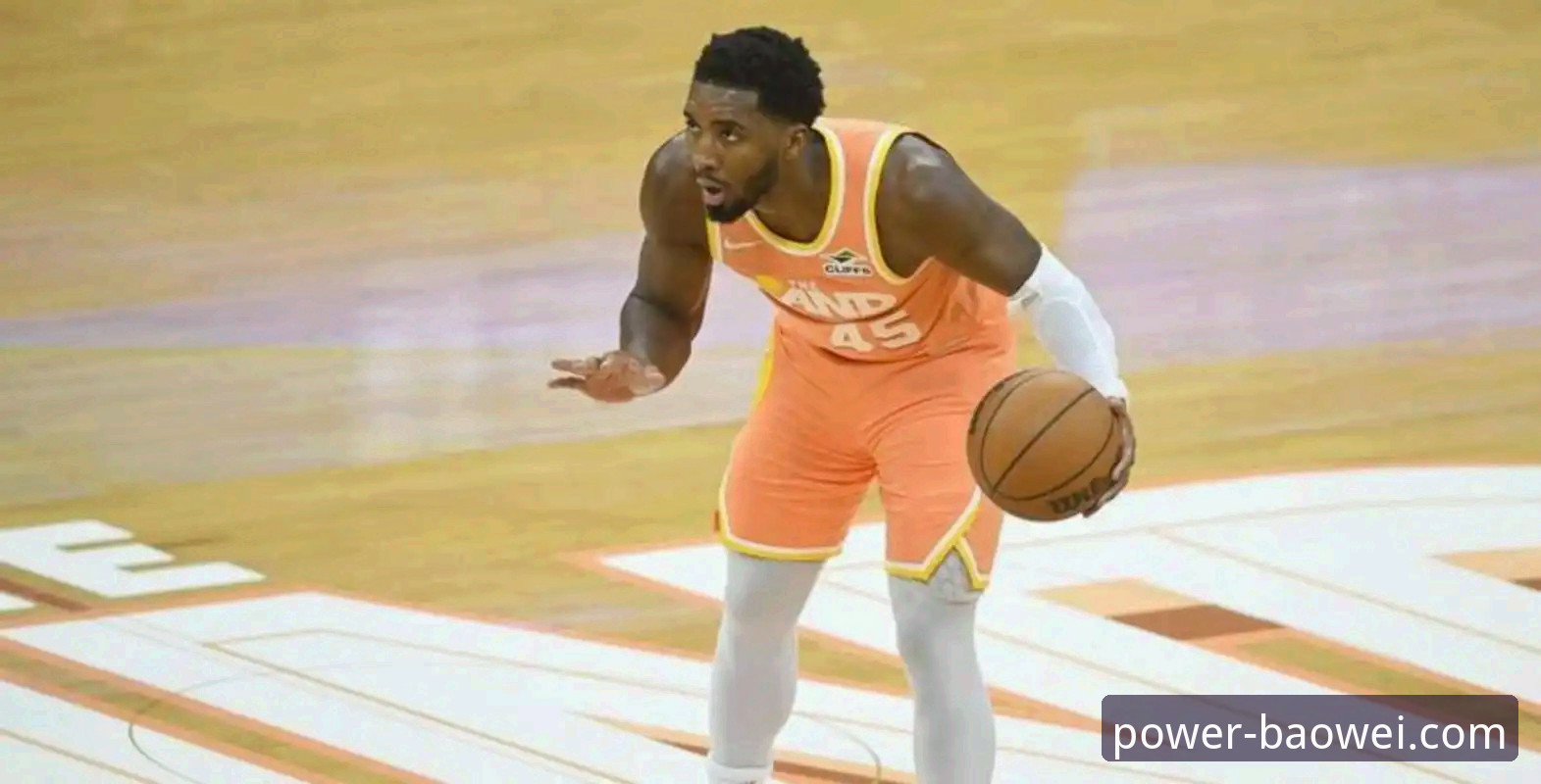 米切尔42分 vs 班凯罗36分：一场对攻盛宴，如何不错过每一个精彩瞬间？